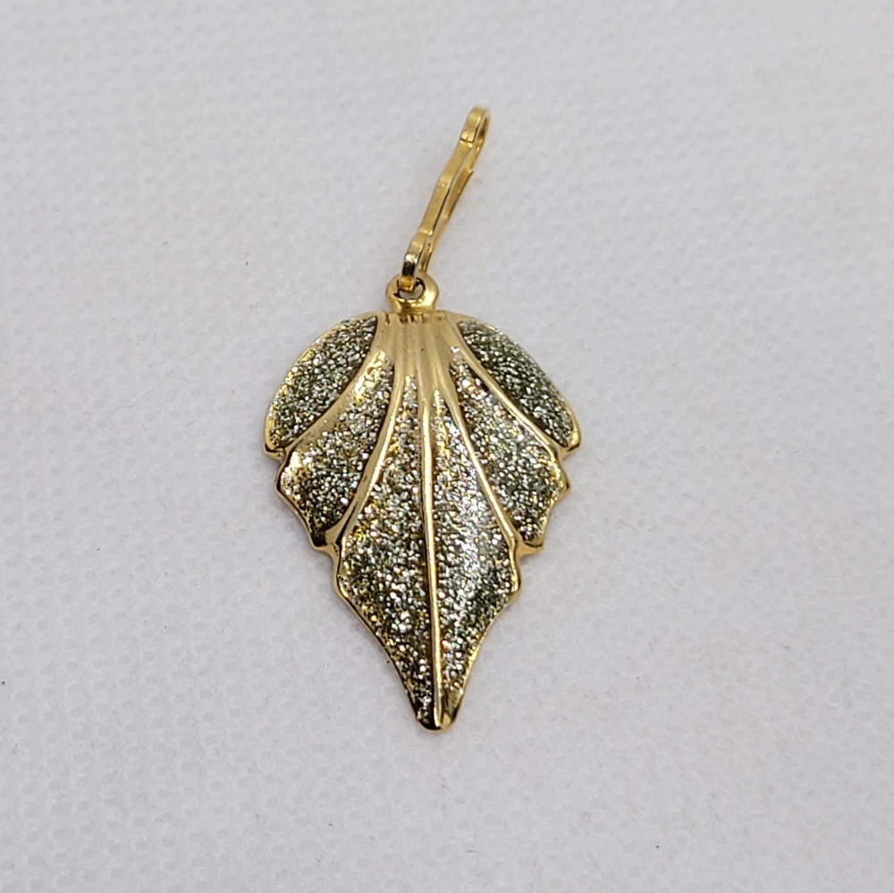 Vintage 1980s Elegant Pendant Gold Chain Natural Diamond Dust Leaf